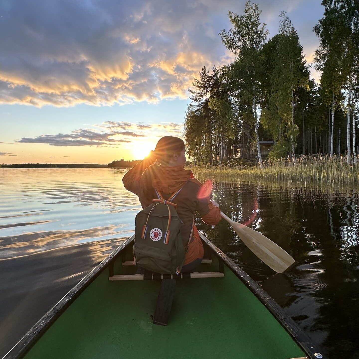 Kanootti auringonlaskussa